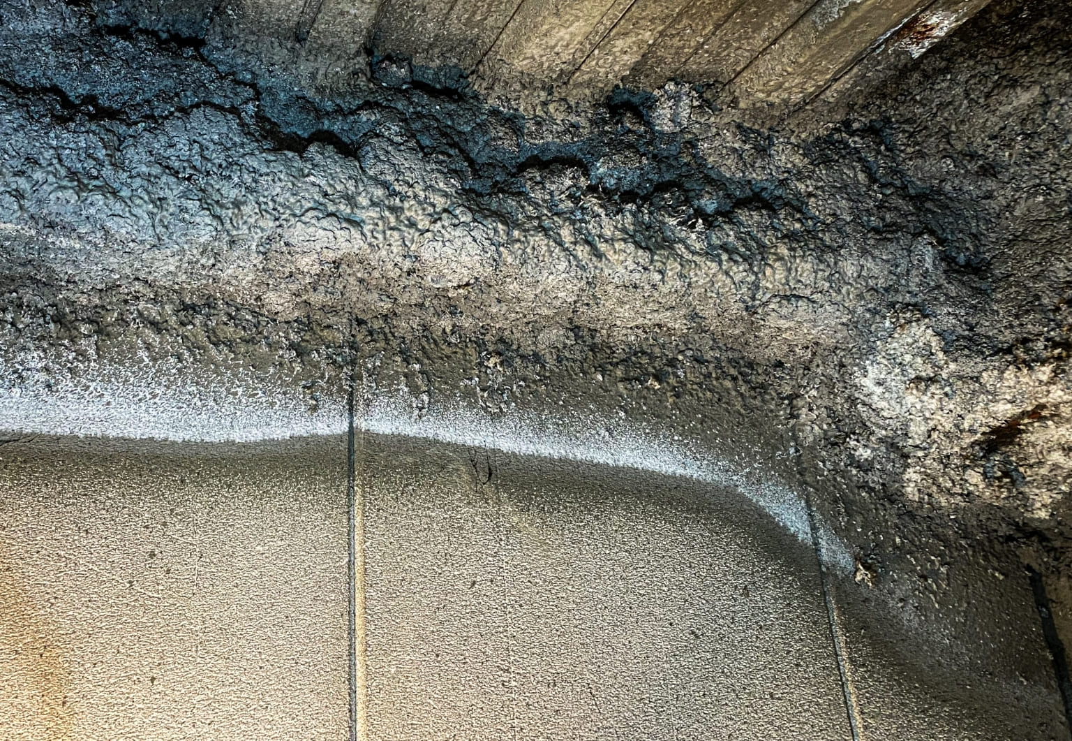 天井に吹き付けられたアスベスト